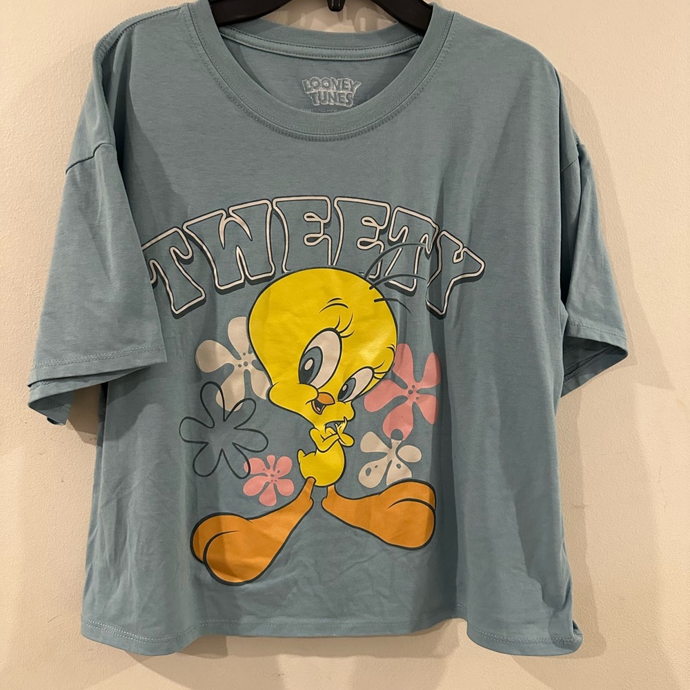 Used Looney tunes t-shirt color green .